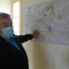 Claude Fontaine, maire de Villaines-en-Duesmois, indique la parcelle de la forêt communale concernée par les coupes